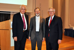 Auch Rektor Lochs (Mitte) gratulierte den emeritierten Prof. Hartmann Hinterhuber (li) und dem pensionierten Vizerektor Prof. Günther Sperk