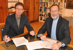 Rektor Univ.-Prof. Dr. Herbert Lochs (re.) mit Univ.-Prof. Mag. Dr. Nikolaus Romani bei der Vertragsunterzeichnung