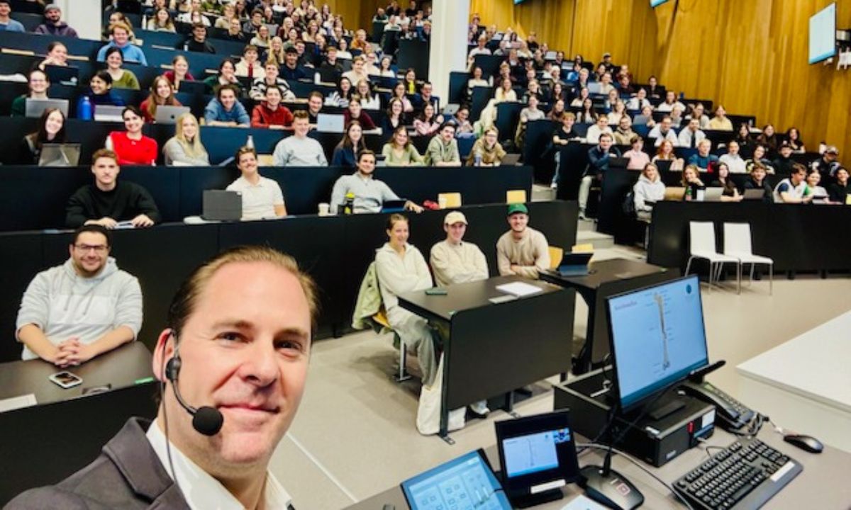 Das Doktorandenteam Dr.med.vet. Pedram Ghaderi Shadbad und Dr.in med.univ. Marta Konopka des Institutes für Klinisch-Funktionelle Anatomie beim Workshop zur Innenohrbiologie in Tübingen