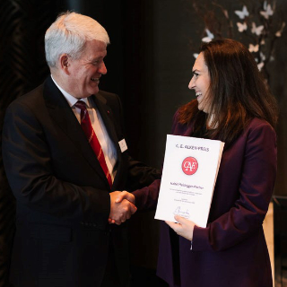 BU: Für ihre Forschungsarbeit zu neuen Therapietargets beim Prostatakarzinom wurde die Urologin Isabel Heidegger-Pircher bereits mehrfach ausgezeichnet, wie kürzlich von der Alken Stiftung, hier im Bild mit Stiftungspräsident Ulrich Humke © Alken-Stiftung / Andrea Kiesendahl Heidegger-Pircher_Alken.jpg