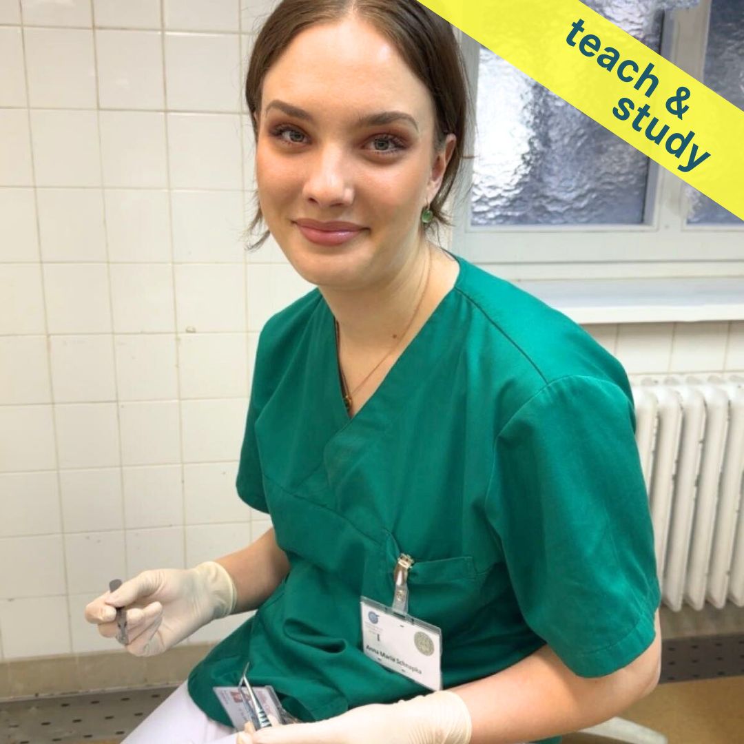 BU: Anna Maria Schnapka vor dem Anatomiegebäude portraet_schnapka.jpg