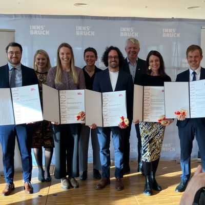 Im Hintergrund: Vizebürgermeisterin Elisabeth Mayr, VR Patrizia Stoitzner und Rektor Gert Mayer. Im Vordergrund die Preisträger:innen (v.l.): Ivan Lechner, Marina Schapfl, Simone Pelizzari, Theresa Hautz und Stefan Salcher psi25.jpg