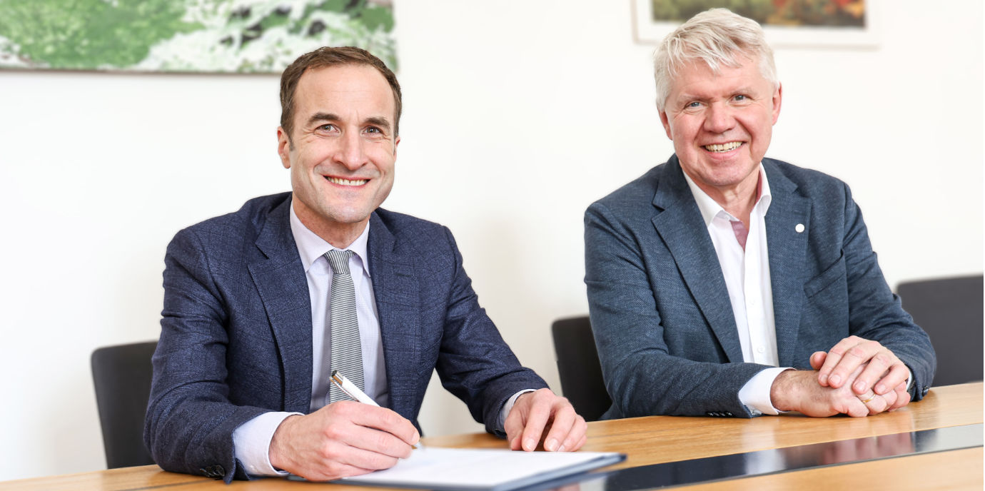 Ibrahim Alkatout und Rektor Gert Mayer bei der Vertragsunterzeichnung. (Foto: MUI/D. Bullock) Ibrahim-Alkatout-Berufung.jpg