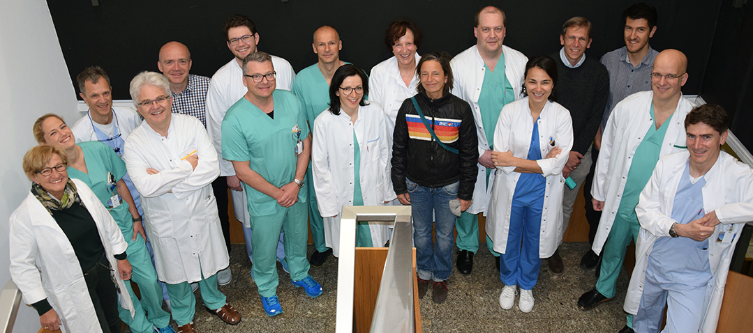 Die aufwändige Studie wurde in Innsbruck unter der Leitung von Univ.-Doz.in Dr.in Petra Innerhofer (ganz links) vom Team der Univ.-Kliniken für Anästhesie und Intensivmedizin sowie Allgemeine und Chirurgische Intensivmedizin durchgeführt. Foto: MUI/D. Bullock