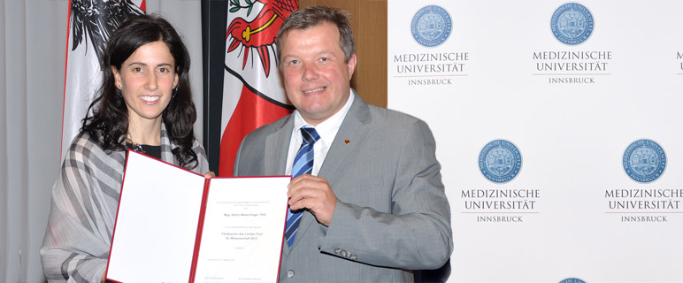 Wissenschafts- und Gesundheitslandesrat Bernhard Tilg überreichte den Preis an Dr.in Katrin Watschinger.