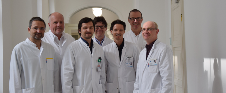 Im Rahmen einer Pressekonferenz wurde die interdisziplinäre Kompetenz der Innsbrucker Univ.-Kliniken demonstriert: Reto Bale, Dietmar Öfner-Velano, Stefan Stättner, Werner Jaschke, Stefan Schneeberger, Herbert Tilg und Thomas Müller. (v. li. n. re.) Foto: MUI/D.Heidegger