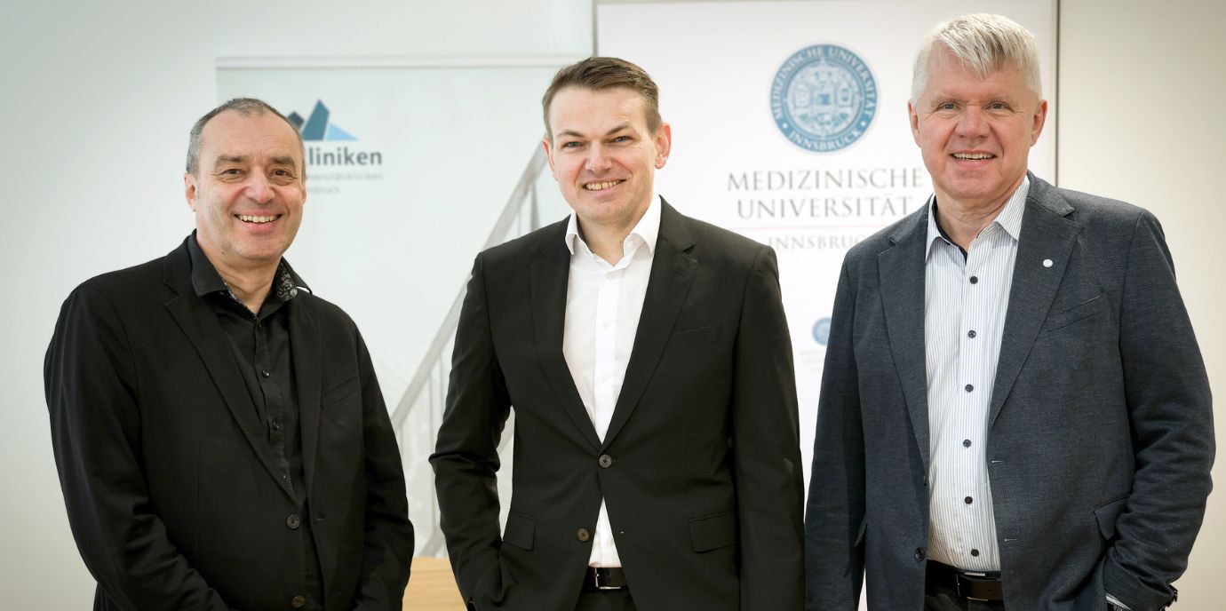 v.l.: Alois Obwegeser (Ärztl. Direktor Klinik Innsbruck), Klinikdirektor Andreas Kronbichler und Rektor Gert Mayer. (Foto: MUI/D. Bullock) NEWS_PK_Kronbichler.jpg