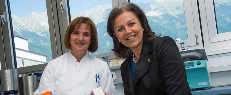 LRin Patrizia Zoller-Frischauf gratuliert Univ.-Prof. Dr. Dorothee von Laer zum Erfolg beim Science4Life Venture Cup. (Foto: Standortagentur Tirol)