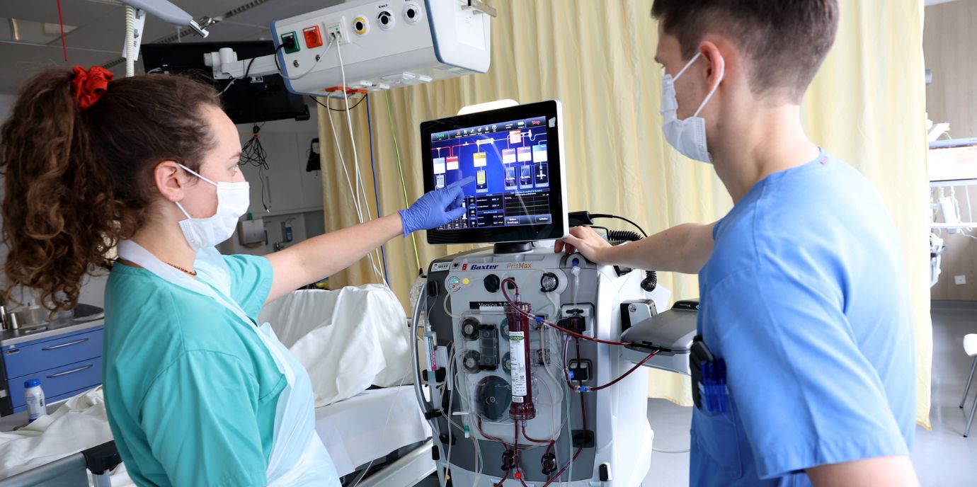 Innsbrucker Forscher:innen fanden heraus, dass der Säure-Basen-Haushalt von Intensivpatient:innen unter extrakorporaler Nierenersatztherapie (Gerät im Bild) besser stabilisiert werden kann, wenn sie eine Infusion mit weniger Basen erhalten. (Foto: MUI/D. Bullock) blutreinigung.jpg