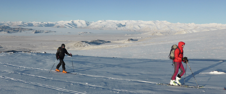 Katharina Hüfner und Hermann Brugger forschen nicht nur zum Thema Bergsteigen, sondern gehen auch gemeinsam Skitouren zum Beispiel in Tadschikistan. Foto: privat.