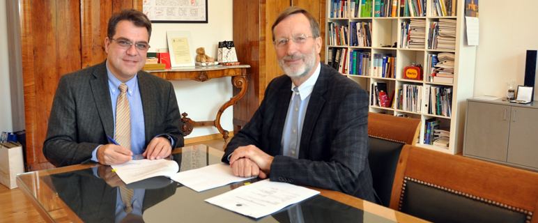Univ.-Prof. Dr. Nogler (li) bei der Vertragsunterzeichnung mit Rektor Univ.-Prof. Dr. Herbert Lochs