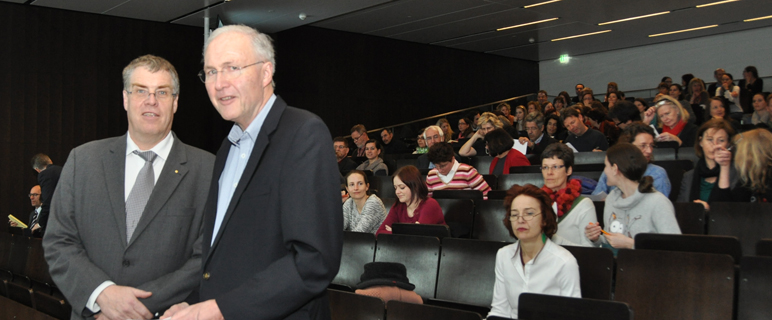 Organisator ao.Univ.-Prof. Reinhard Würzner und Univ.-Prof. Gerhard Gaedicke (re.) auf dem gut besuchten 9. Impftag, der von Innsbrucker Univ.-Klinik für Pädiatrie I, der Sektion für Hygiene und Medizinische Mikrobiologie und der Sektion für Virologie veranstaltet wurde.