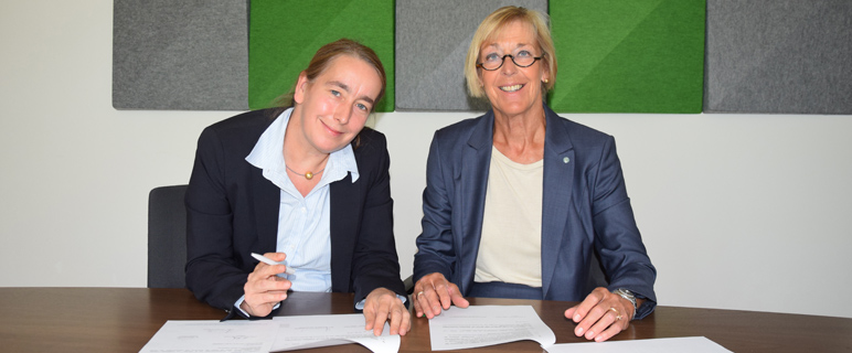 Vertragsunterzeichnung: Ute Ganswindt (li.) & Rektorin Helga Fritsch.