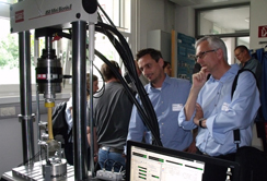 Die TeilnehmerInnen des Med Tech Science Day erhielten unter anderem Einblick in der Biomechanik-Labor der Unfallchirurgie Innsbruck. Foto: WTZ-West.