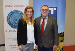 ALUMN-I-MED Präsident Christoph Brezinka begrüßte die Vortragende Michaela Duggan-Peer im gut gefüllten Großen Hörsaal des Kinder-Herz-Zentrums in Innsbruck. Foto: MUI/ B. Hoffmann-Ammann.