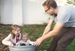 Mit dem Imagefilm "Papa mit Kind zu Haus?" macht das interuniversitäre Netzwerk Unikid - UniCare Austria - auf die Väterkarenz aufmerksam. Foto: Unikid Unicare Austria