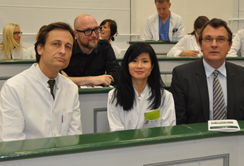 Prof. Dr. Dirk Schadendorf (re.) mit Univ.-Prof. Dr. Mathias Schmuth (li.) und ao.Univ.-Prof.in Dr.in Van Anh Nguyen (Mitte).