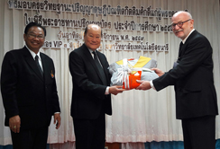 Seit vielen Jahren pflegt Univ.-Prof. Dr. Siegfried Schwarz enge Beziehungen mit der Suranaree University of Technology (SUT) in Thailand. Das Bild zeigt (v.l.n.r.) Rektor Prasart Subeka, Universitätsratspräsident Wichit Srisa-an und Prof. Siegfried Schwarz.