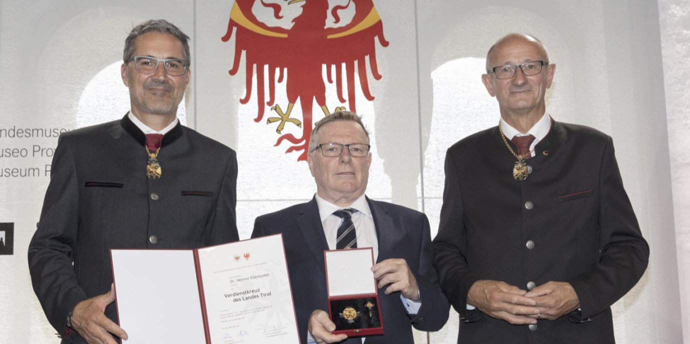 LH Anton Mattle hat Helmut Ellemunter (M.) das Verdienstkreuz des Landes Tirol verliehen