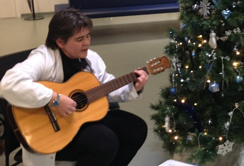 Angelika Bader vom Frauengesundheitszentrum begleitet ihre KollegInnen und die Kinder der Jungschar Hall beim Singen von Weihnachtsliedern für die PatientInnen, die am 24.12 in der Klinik sein müssen. Foto: M. Hochleitner.