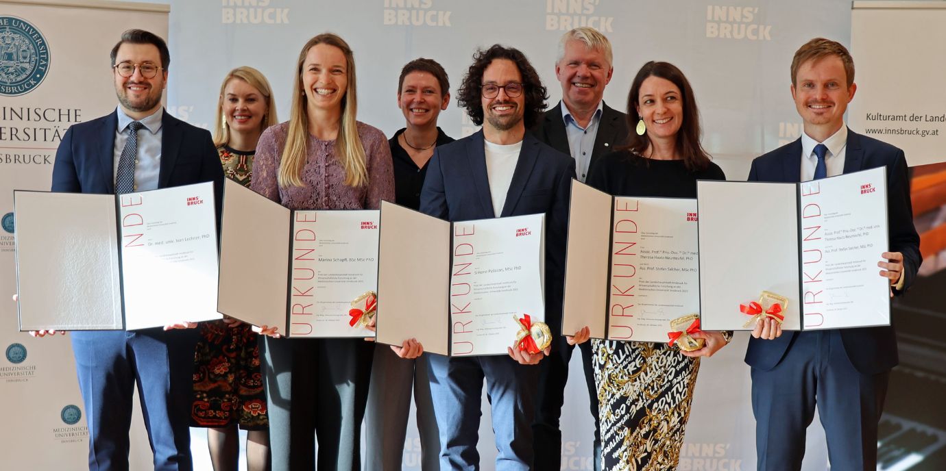 Im Hintergrund: Vizebürgermeisterin Elisabeth Mayr, VR Patrizia Stoitzner und Rektor Gert Mayer. Im Vordergrund die Preisträger:innen (v.l.): Ivan Lechner, Marina Schapfl, Simone Pelizzari, Theresa Hautz und Stefan Salcher psi25.jpg