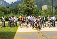 Rektorin o.Univ.-Prof.in Dr.in Fritsch und o. Univ.-Prof. Dr. Werner Poewe von der Medizinischen Universität Innsbruck beim Auftakt der Fahrradstaffel in Innsbruck. Foto: Helmut Kronewitter