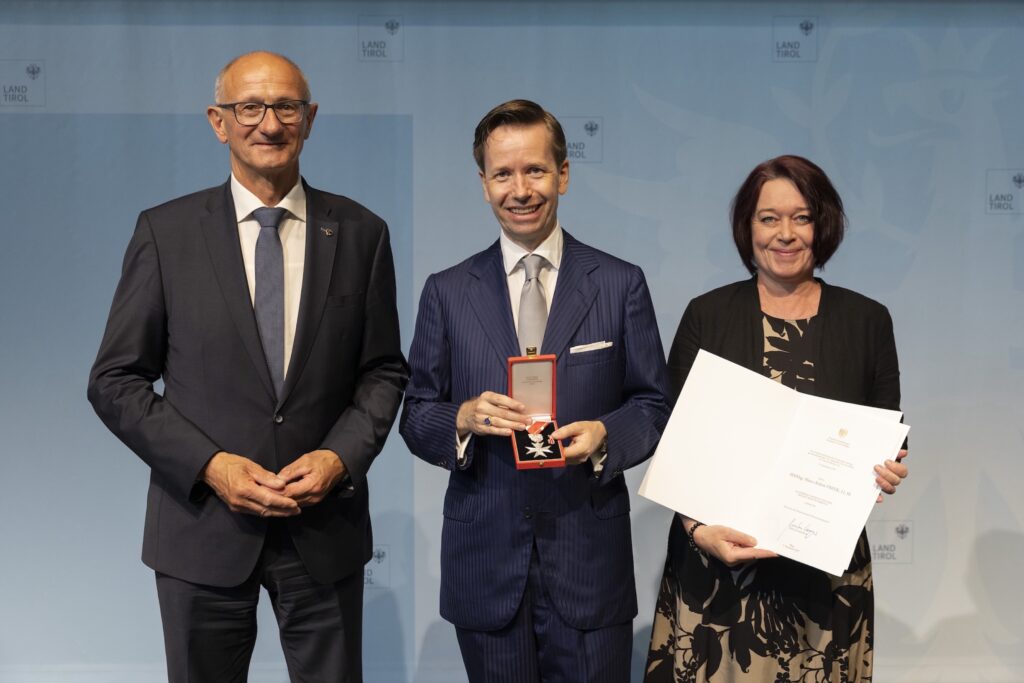 v.l.: LH Anton Mattle, Marco Freek mit dem Silbernen Verdienstzeichen und Landtagspräsidentin Sonja Ledl-Rossmann. Foto: Matthias Sedlak/Land Tirol