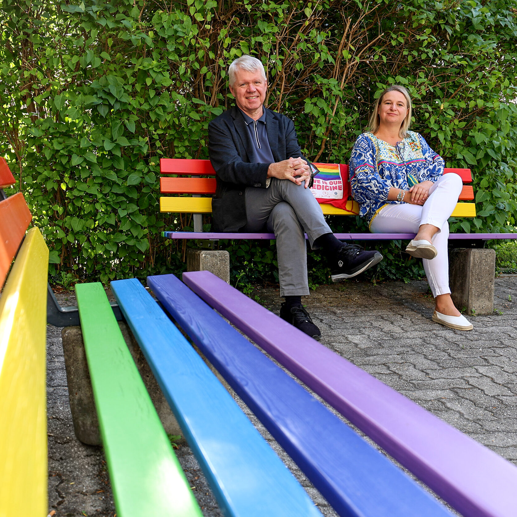 "Rektor Mayer und AKGl-Vorsitzende Lackner bei den Regenbogenbänken vor der Anatomie zum Pride Month 2026"
