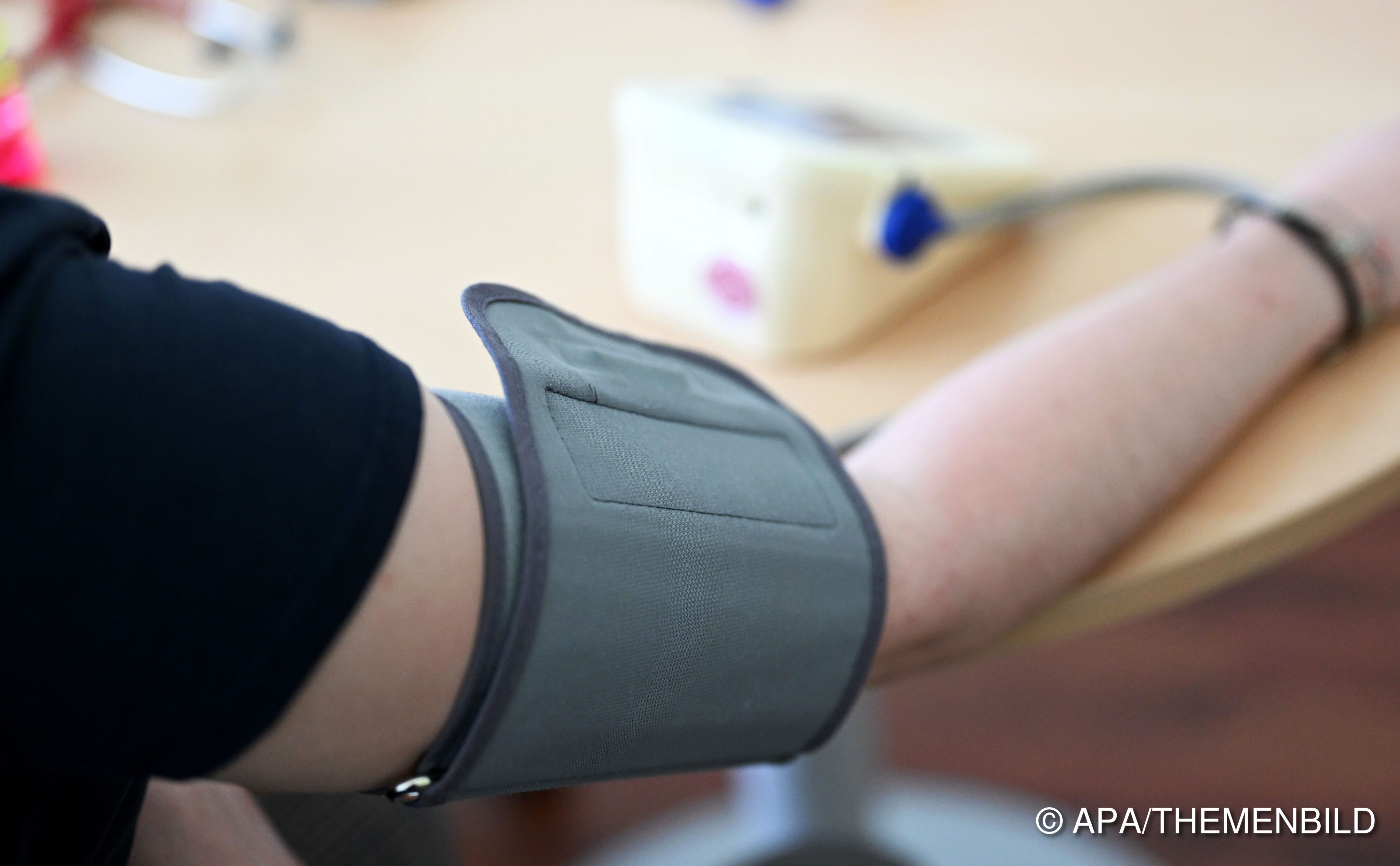 "Arm mit Blutdruckmessgerät. Foto: APA\/THEMENBILD"