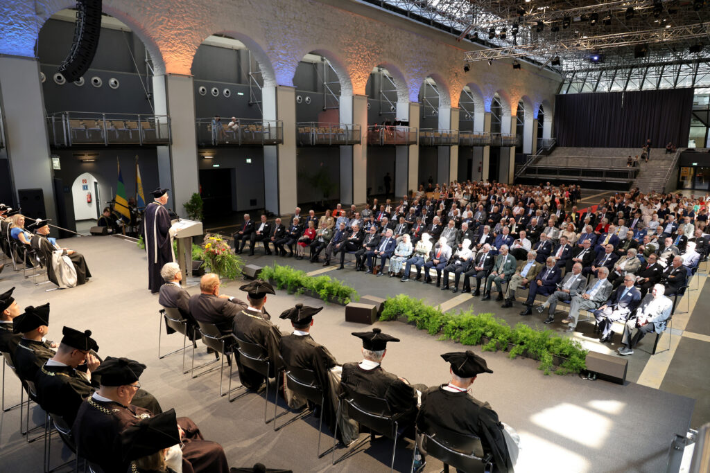 Ansicht von Richtung der Bühne ins Publikum beim Festakt des goldenen Doktoratjubiläums im Congress Innsbruck.