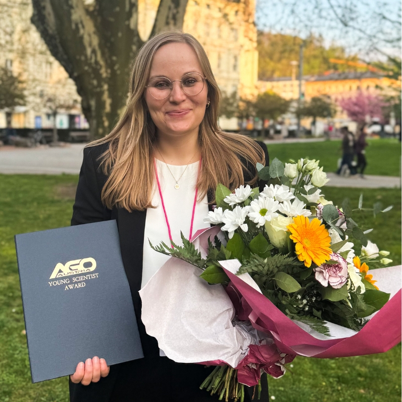 "Miriam Emmelheinz mit Urkunde und Blumenstrauß in Händen"