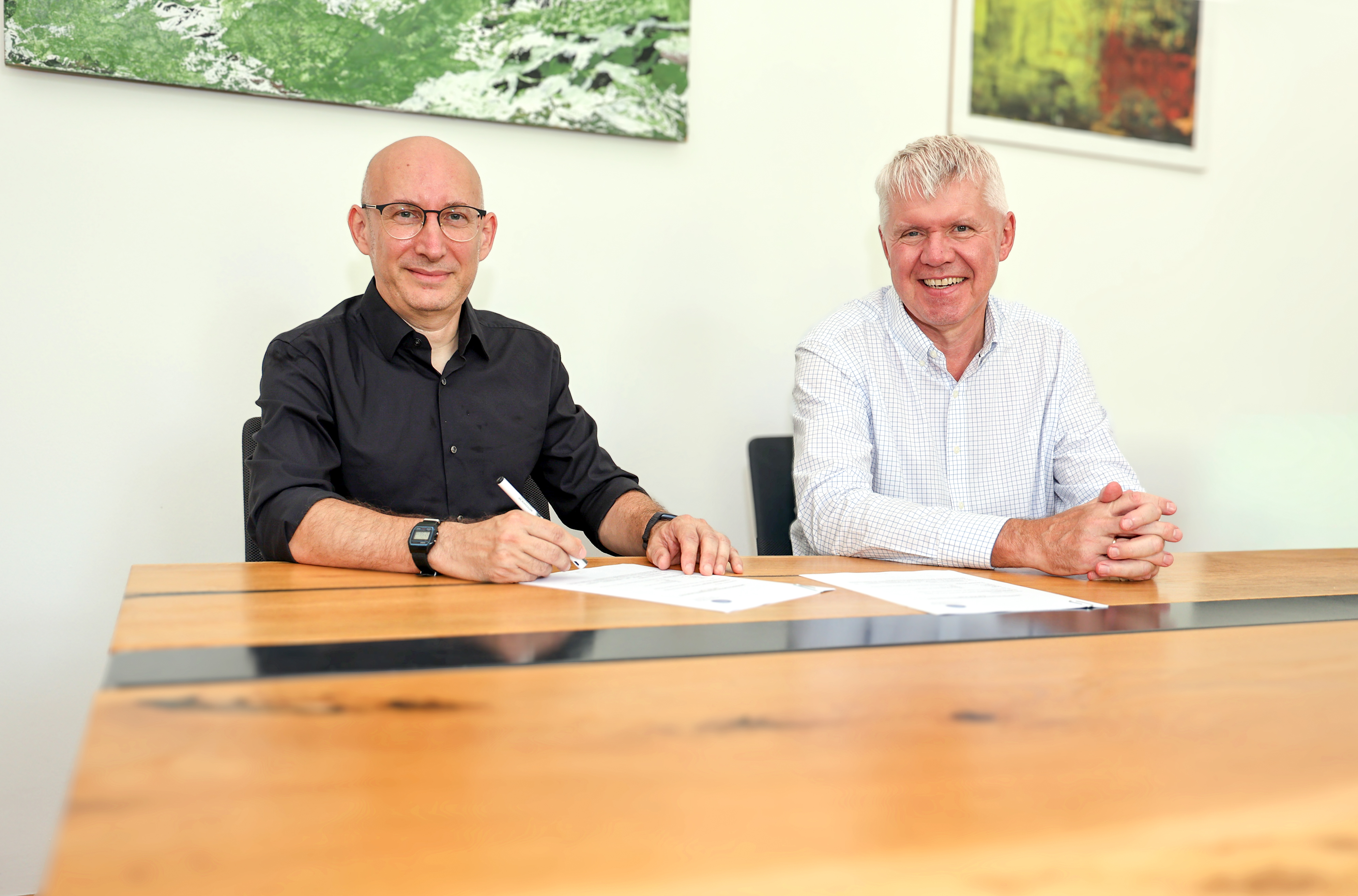 Ramon Tasan und Rektor Gert Mayer bei der Vertragsunterzeichnung. (Foto: MUI\/D. Bullock)