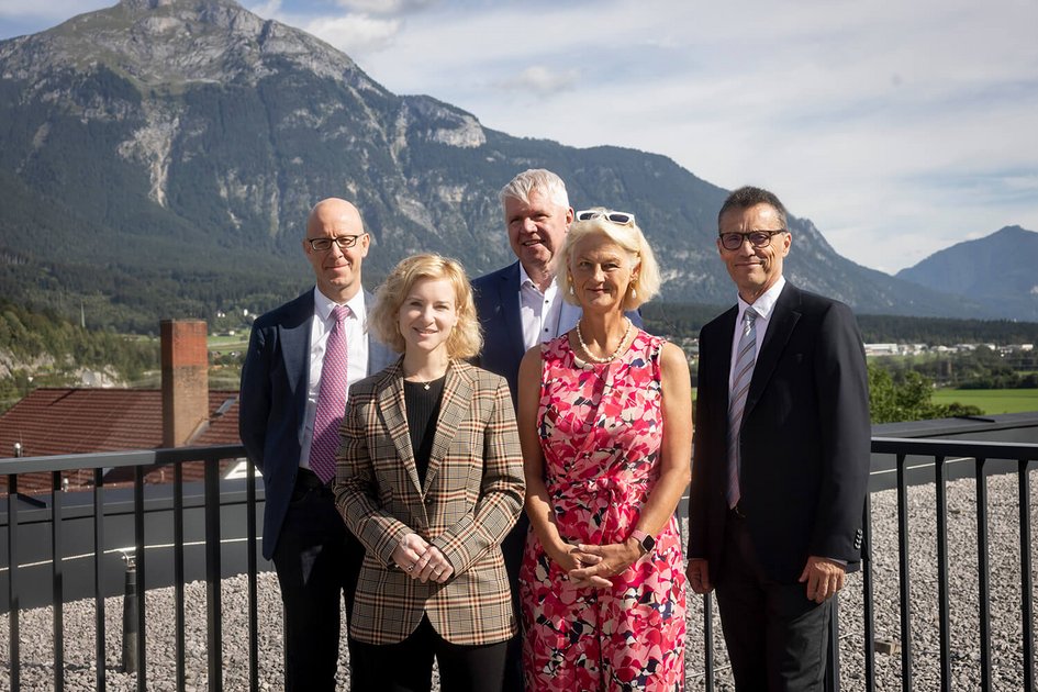 "Alex Weissensteiner (Freie Universität Bozen), Bundesministerin Eva-Maria Holzleitner, Gert Mayer (Medizinische Universität Innsbruck), Veronika Sexl (Leopold-Franzens-Universität Innsbruck), Matthias Gauly (Vetmeduni)"