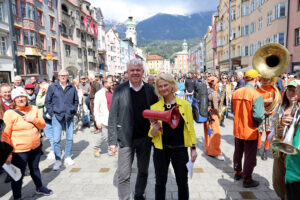 Rektor Gert Mayer und Rektorin Veronika Sexl (LFU, in Händen ein Megaphon) beim Aktionstag der Universitäten inmitten der Menschenmenge in Innsbruck.