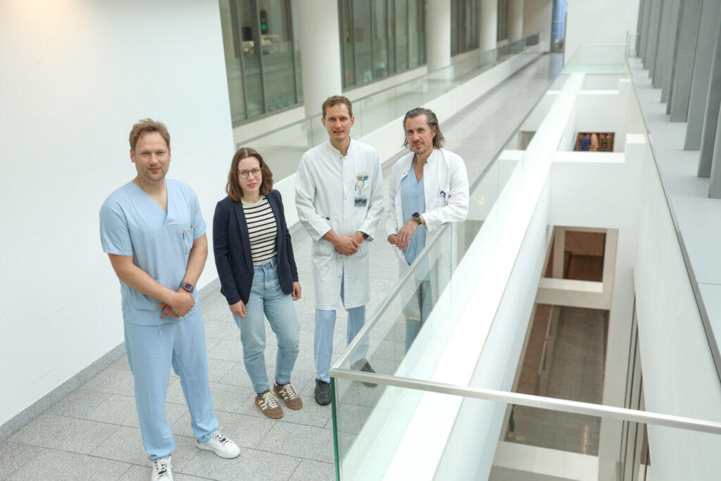 Das Innsbrucker Interreg-Team, v.l.: Michael Schreinlechner, Dorothea Mauracher, Sebastian Reinstadler und Klinik-Direktor Axel Bauer.