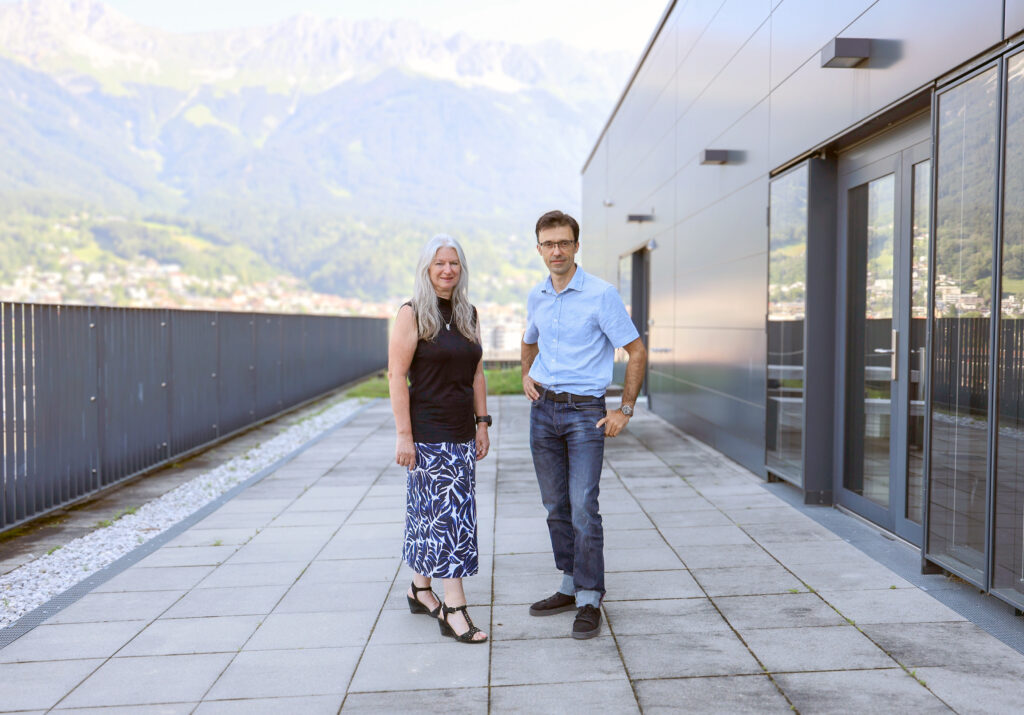 Monika Ritsch-Marte und Alexander Jesacher auf der Dachterrasse der Med Uni Innsbruck