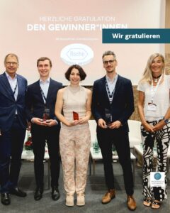Personen auf dem Bild (von Links nach Rechts): Ewald Wöll (OeGHO-Präsident), Michael Günther (2.Platz), Iris Uras Jodl ( 1. Platz, Medizinische Universität Wien), Jakob Riedl (3. Platz, Medizinische Universität Graz), Ursula Fischer (Roche Austria).