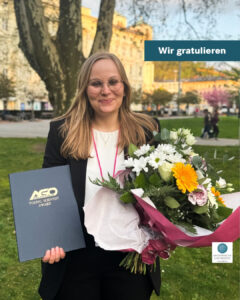 Miriam Emmelheinz mit Urkunde und Blumenstrauß in Händen