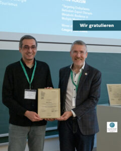 Utku Horzum mit Urkunde in der Hand