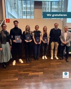 Moritz Meyer, Almina Jukic, Kamila Nykiel und Maria Troppmair, (2.-5.v.l.), im Bild mit VRin Patrizia Stoitzner (l.), David Teis, Direktor des Instituts für Molekulare Biochemie (2.v.r.) und VR Wolfgang Prodinger (r.). Foto: MUI/Maria Peteinareli)