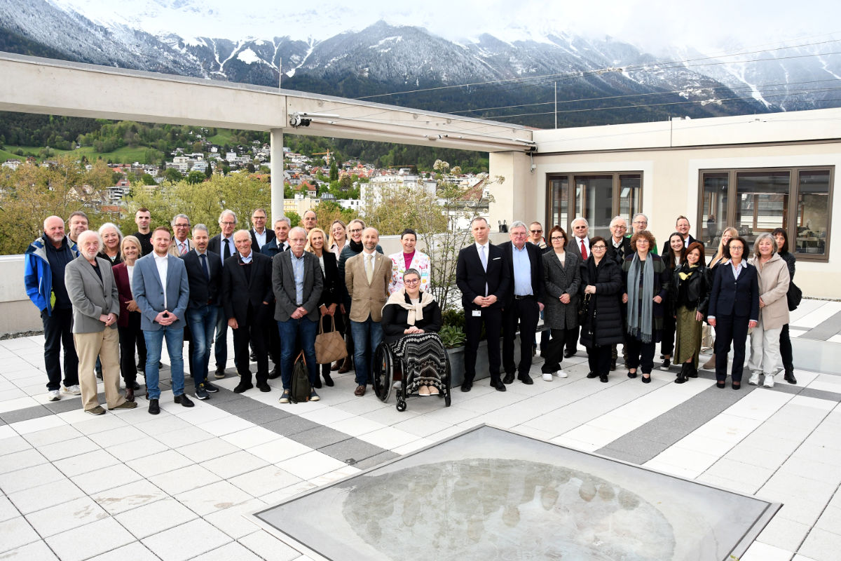 BU: Am 18. April trafen sich die Mitglieder der Tiroler Ethikkommission zum 500. Mal. (Foto: MUI/D. Bullock)