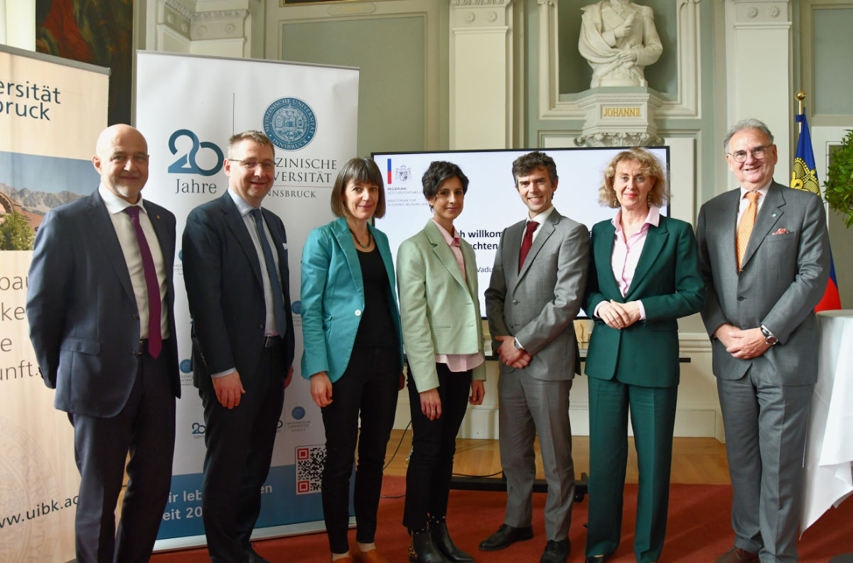 BU: Regierungsrätin Graziella Marok-Wachter, Rektor Wolfgang Fleischhacker (Meduni Innsbruck, re.), Vizerektor Gregor Weihs (Uni Innsbruck, li.) gratulierten den Preisträger:innen: Andreas Pircher, Monika Messner, Rike Stotten und Robert Wild.