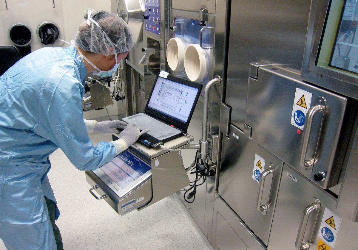 BU: Die Zubereitung des Radiopharmakons im Radiopharmazeutischen Labor der Universitätsklinik für Nuklearmedizin erfolgt nach anerkannten pharmazeutischen Regeln und unter Beachtung der Strahlenschutzauflagen.