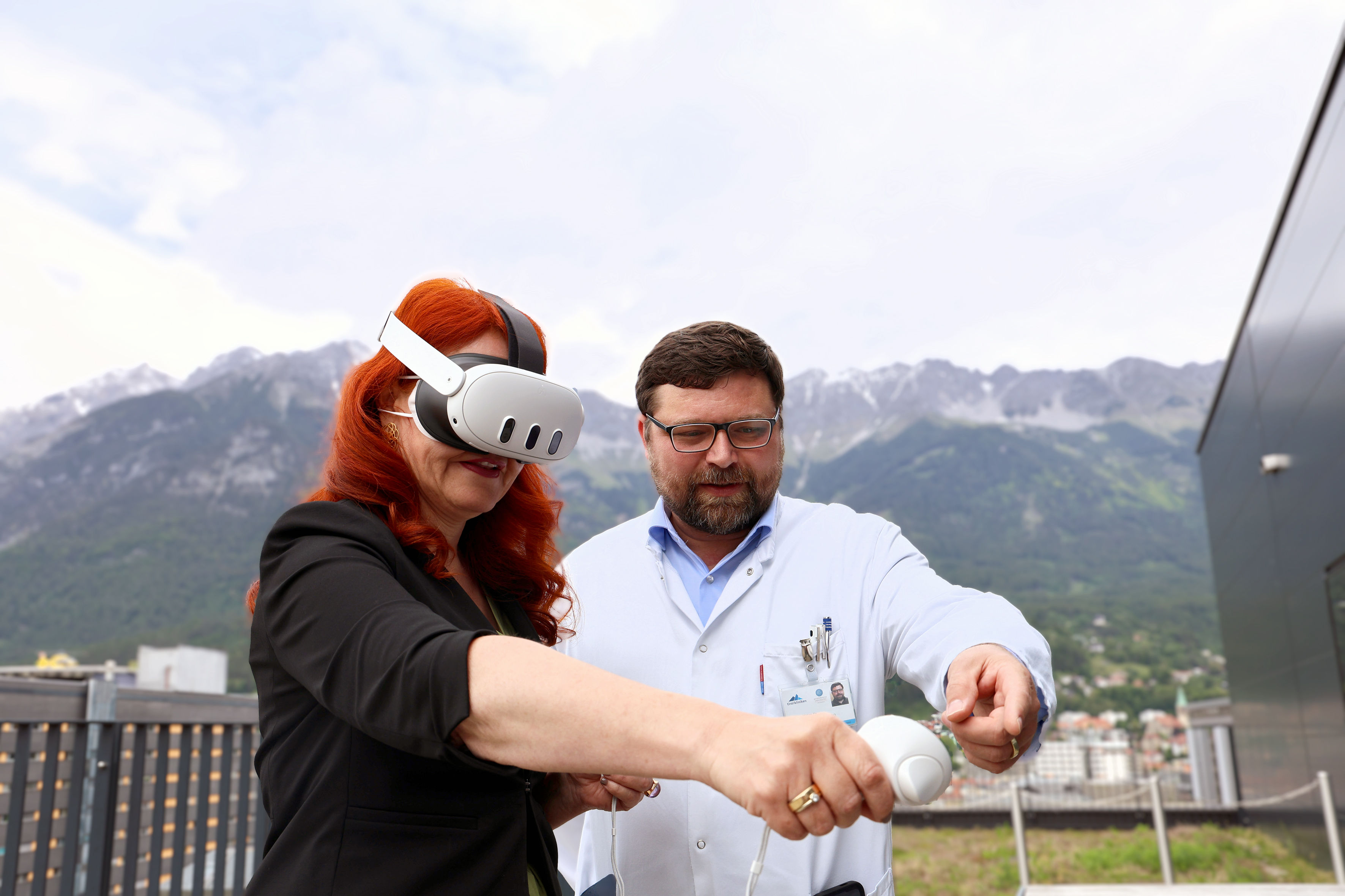 Johannes Pallua erklärt LRin Cornelia Hagele die Virtual Reality Expedition.©MUI/Bullock