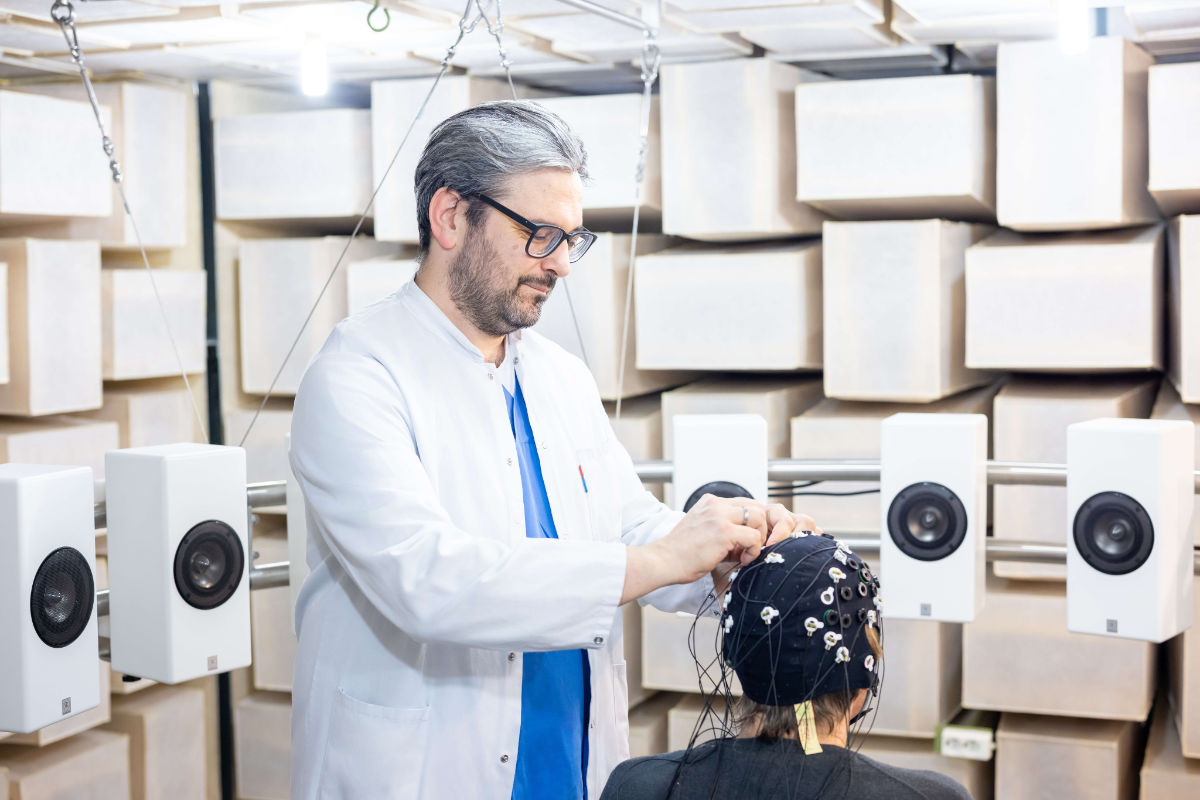 Philipp Zelger mit einer Patientin in der Camera Silenta.