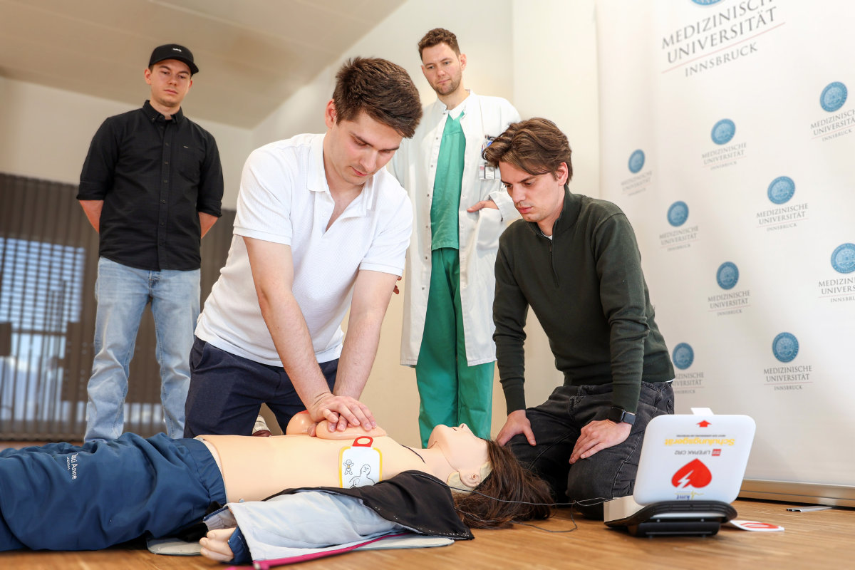 v.l.: die Studierenden Fabio Rützler, David Ortner und Jakob Stähr mit Oberarzt Benjamin Treichl (hinten) bei der Reanimation einer weiblichen Simulationspuppe.