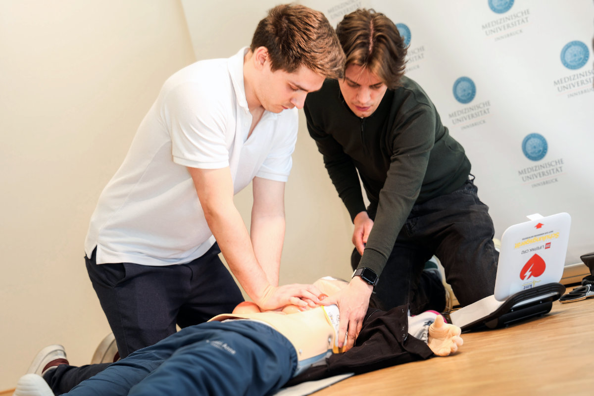 Die Studierenden David Ortner (li.) und Jakob Stähr bei der Reanimation einer weiblichen Simulationspuppe.