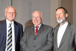 Prof. Raimund Margreiter (li.) und Rektor Prof. Herbert Lochs begrüßten gemeinsam Festredner DDr. Herwig van Staa.(Mitte)