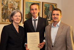 Der Mikro- und Molekularbiologe Michael Blatzer erhielt den Preis der Prof. Ernst Brandl-Stiftung