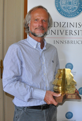 Prof. Erich Gnaiger mit dem Houska-Preis 2011.